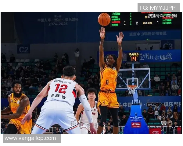 深圳篮球队在城市联赛中以74分高居积分榜首位展现强大实力