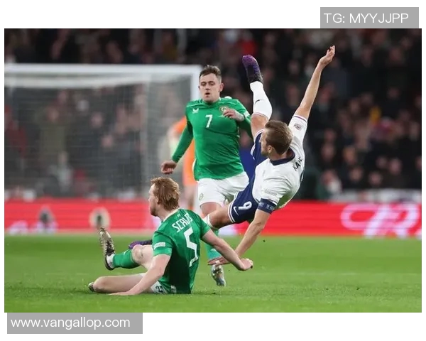 欧美女足球明星手握足球展现风采与魅力的精彩瞬间